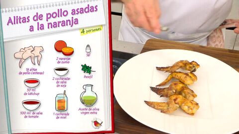 Sazona las alitas e introdúcelas en el bol de la salsa de naranja