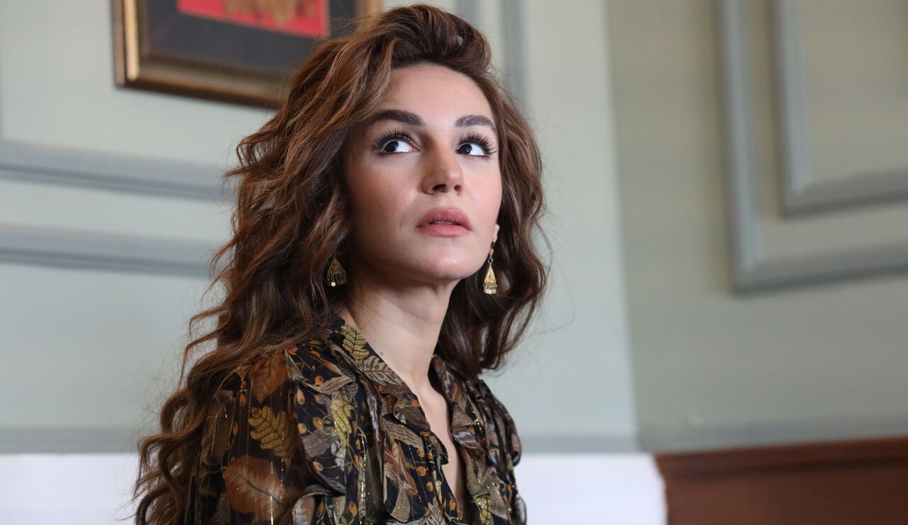 Sahra Şaş interpreta a Nare, una mujer marcada por el dolor y la fuerza