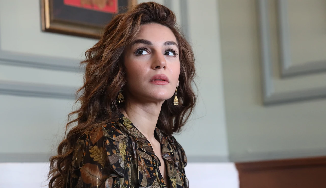 Sahra Şaş interpreta a Nare, una mujer marcada por el dolor y la fuerza