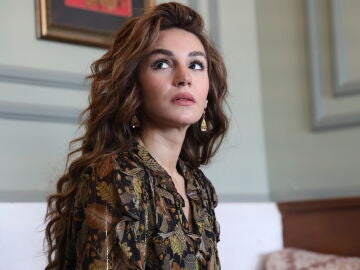Sahra Şaş interpreta a Nare, una mujer marcada por el dolor y la fuerza
