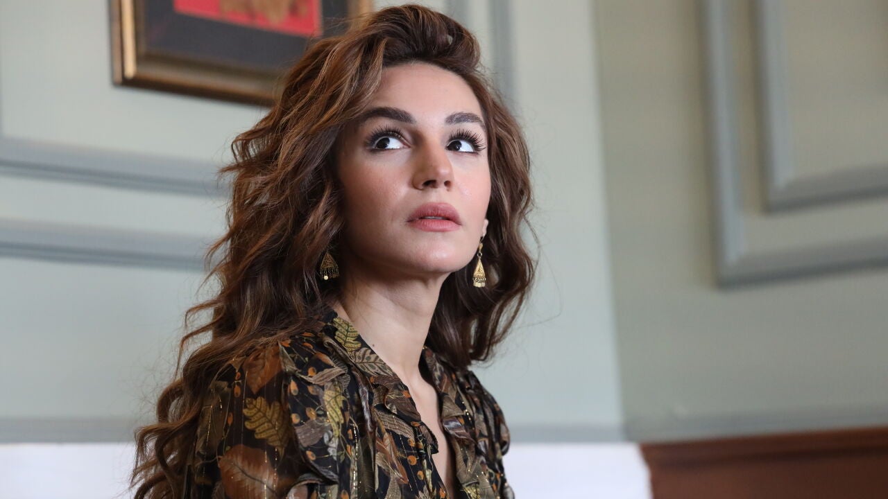 Sahra Şaş interpreta a Nare, una mujer marcada por el dolor y la fuerza