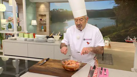 Sazona las alitas e introdúcelas en el bol de la salsa de naranja Sazona las alitas e introdúcelas en el bol de la salsa de naranja