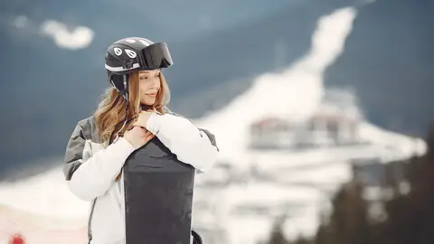 Una mujer con una tabla de snow Una mujer con una tabla de snow