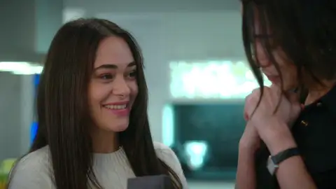 El regalo de Parla que Rengin promete no quitarse jamás: "Me haces muy feliz" El regalo de Parla que Rengin promete no quitarse jamás: "Me haces muy feliz"