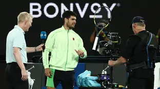 Carlos Alcaraz, en plena entrevista con Jim Courier en la Rod Laver Arena Carlos Alcaraz, en plena entrevista con Jim Courier en la Rod Laver Arena