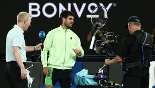 Carlos Alcaraz, en plena entrevista con Jim Courier en la Rod Laver Arena