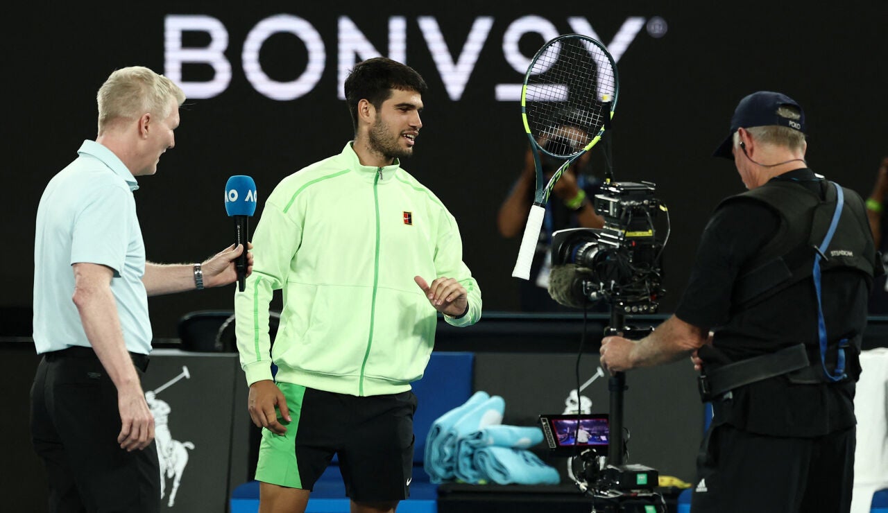 Carlos Alcaraz, en plena entrevista con Jim Courier en la Rod Laver Arena