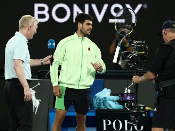 Carlos Alcaraz, en plena entrevista con Jim Courier en la Rod Laver Arena