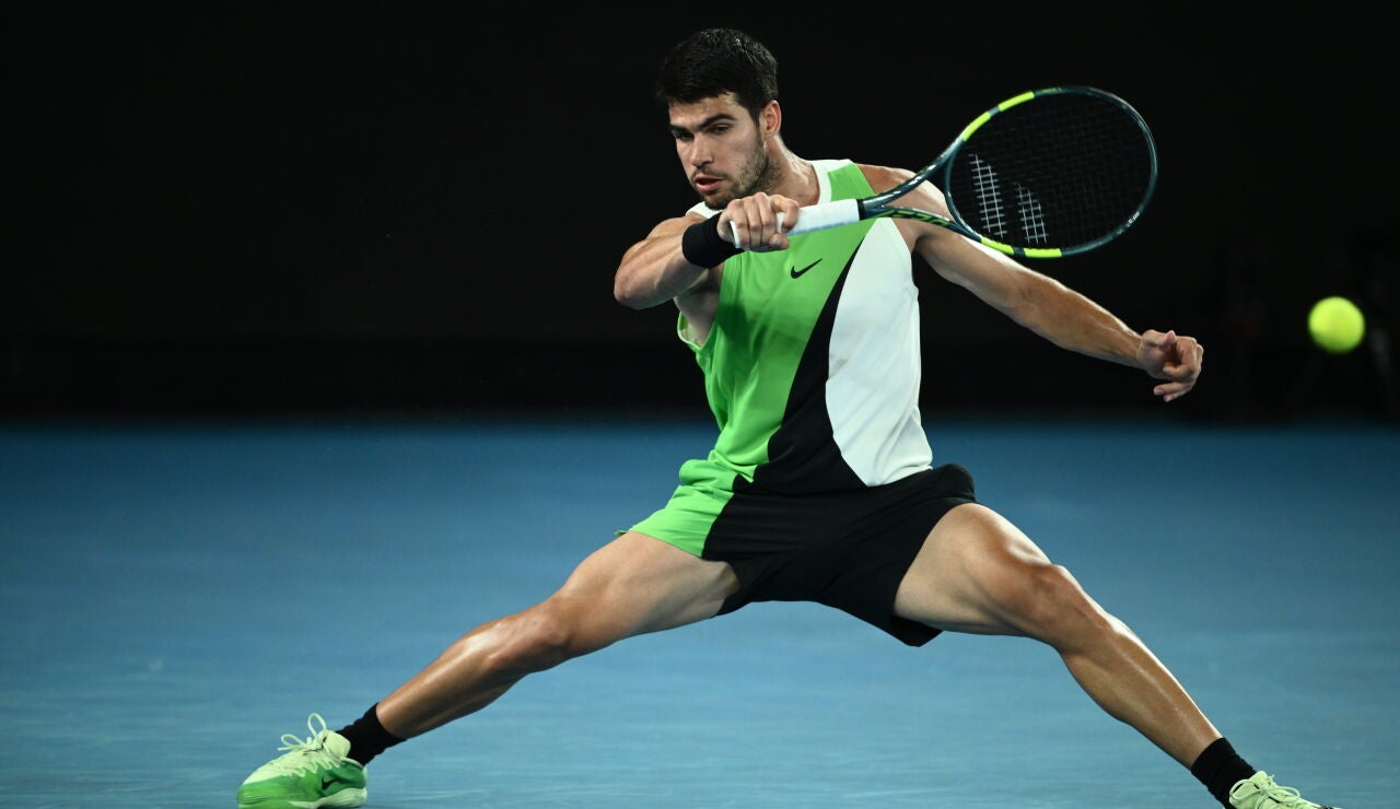 Carlos Alcaraz, en acci&oacute;n ante Alex de Mi&ntilde;aur en el Open de Australia