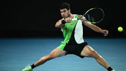 Carlos Alcaraz, en acci&oacute;n ante Alex de Mi&ntilde;aur en el Open de Australia