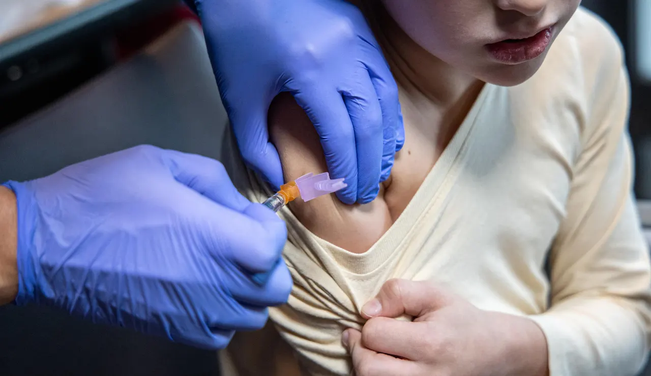 Vacunación de un niño