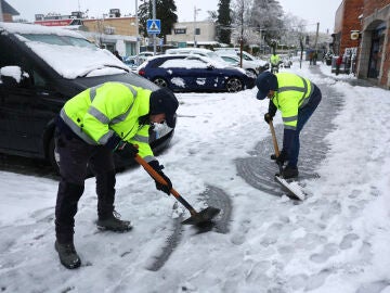 Dos operarios limpan las calles de Torrelodones, Madrid