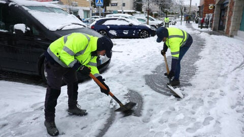 Dos operarios limpan las calles de Torrelodones, Madrid