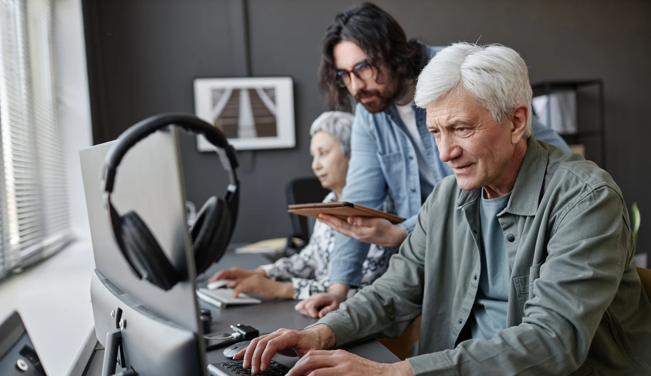 Persona mayor trabajando