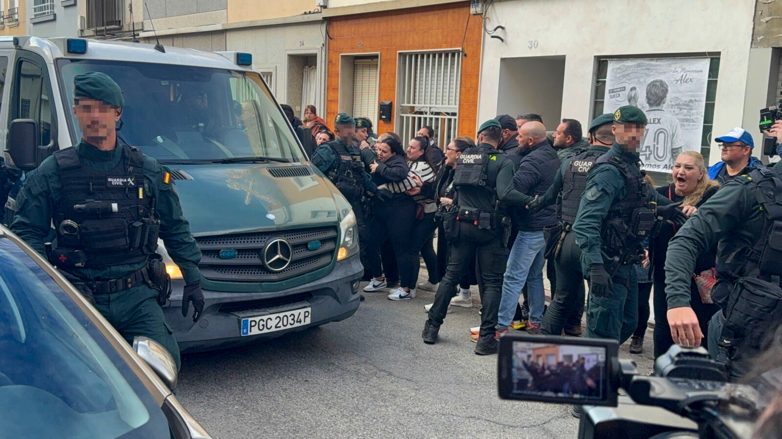 El padre que confesó haber matado al amigo de su hijo en Sueca pasa su primera noche en prisión mientras prosigue la investigación