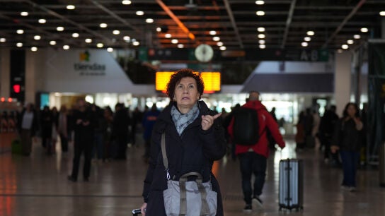 Una persona en la Estaci&oacute;n de Sants, a 26 de enero de 2026, en Barcelona, Catalunya (Espa&ntilde;a). Renfe informaba a primera hora que se suspend&iacute;a el servicio de Rodalies por incidencia en el centro de control de Adif en la Estaci&oacute; de Fran&ccedil;a (Barcelona). Estaba previsto que hoy se retomara el servicio de forma parcial tras el accidente que tuvo lugar el 20 de enero, sin embargo media hora despu&eacute;s de que arrancase el servicio quedaba suspendido por esta nueva incidencia.26 ENERO 2026David Zorra...