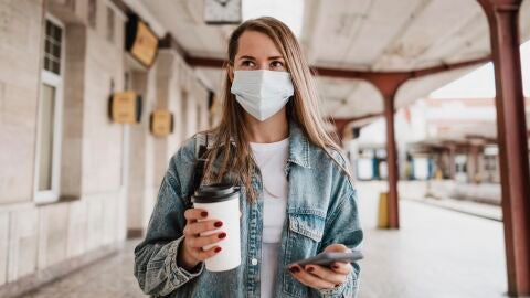 Mujer con mascarilla