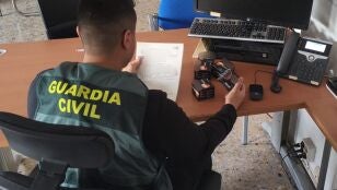 Un agente de la Guardia Civil delante de un ordenador.