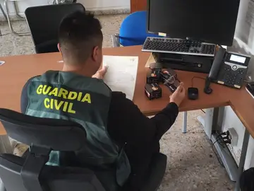 Un agente de la Guardia Civil delante de un ordenador. Un agente de la Guardia Civil delante de un ordenador.