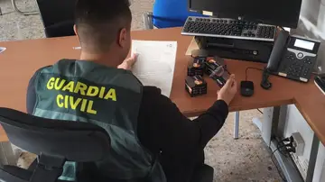 Un agente de la Guardia Civil delante de un ordenador. Un agente de la Guardia Civil delante de un ordenador.
