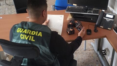 Un agente de la Guardia Civil delante de un ordenador. REMITIDA / HANDOUT por Guardia Civil Fotograf&iacute;a remitida a medios de comunicaci&oacute;n exclusivamente para ilustrar la noticia a la que hace referencia la imagen, y citando la procedencia de la imagen en la firma 26/01/2026