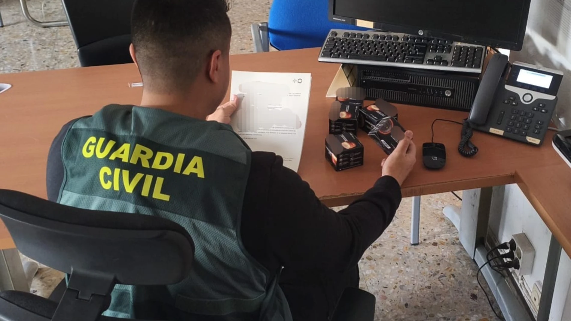 Un agente de la Guardia Civil delante de un ordenador. Un agente de la Guardia Civil delante de un ordenador.