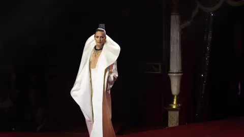 Nieves Álvarez en el desfile de Stéphane Rolland Nieves Álvarez en el desfile de Stéphane Rolland