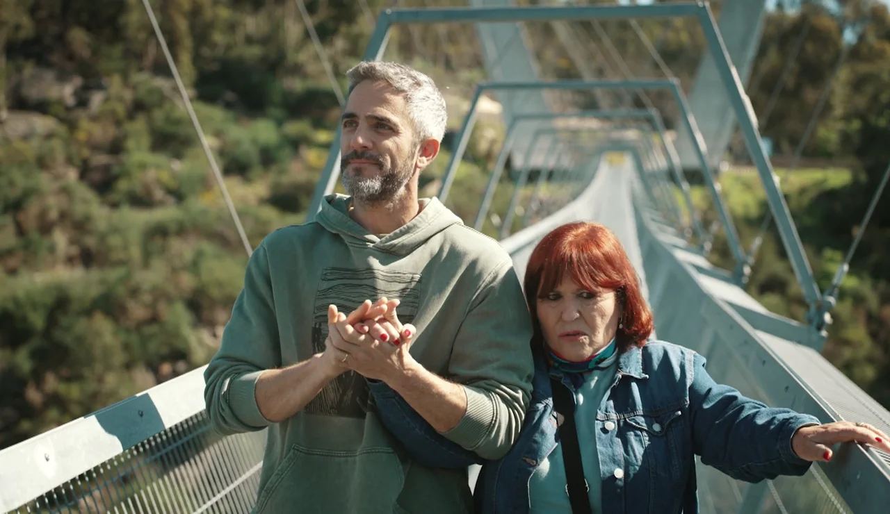 Roberto Leal y Mercedes cruzan el puente colgante más grande del mundo: “Me temblaban las piernas, ha sido horroroso”