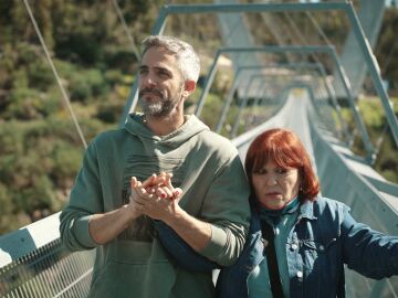 Roberto Leal y Mercedes cruzan el puente colgante m&aacute;s grande del mundo: &ldquo;Me temblaban las piernas, ha sido horroroso&rdquo;