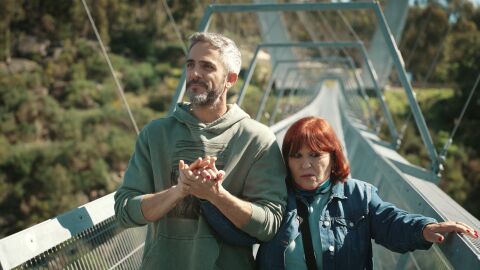 Roberto Leal y Mercedes cruzan el puente colgante m&aacute;s grande del mundo: &ldquo;Me temblaban las piernas, ha sido horroroso&rdquo;