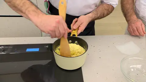 Remueve con una espátula Remueve con una espátula