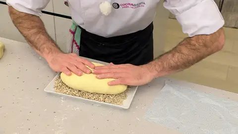 Pasa los panes por un papel de cocina húmedo y pega las pipas Pasa los panes por un papel de cocina húmedo y pega las pipas