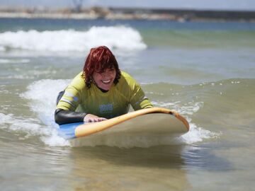  La alegr&iacute;a de Mercedes tras aprender a surfear en Oporto