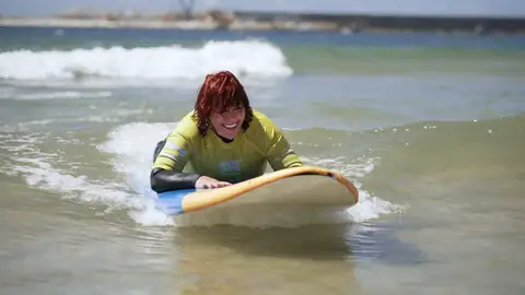 La alegría de Mercedes tras aprender a surfear en Oporto La alegría de Mercedes tras aprender a surfear en Oporto