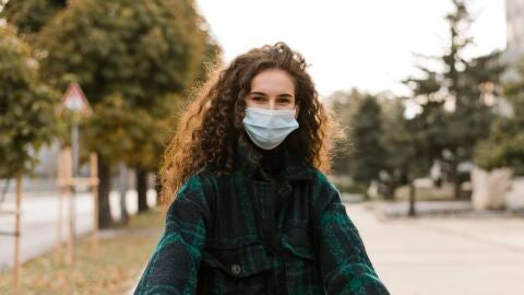 Mujer con mascarilla