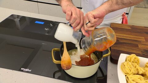 Añade la nata y la salsa de tomate