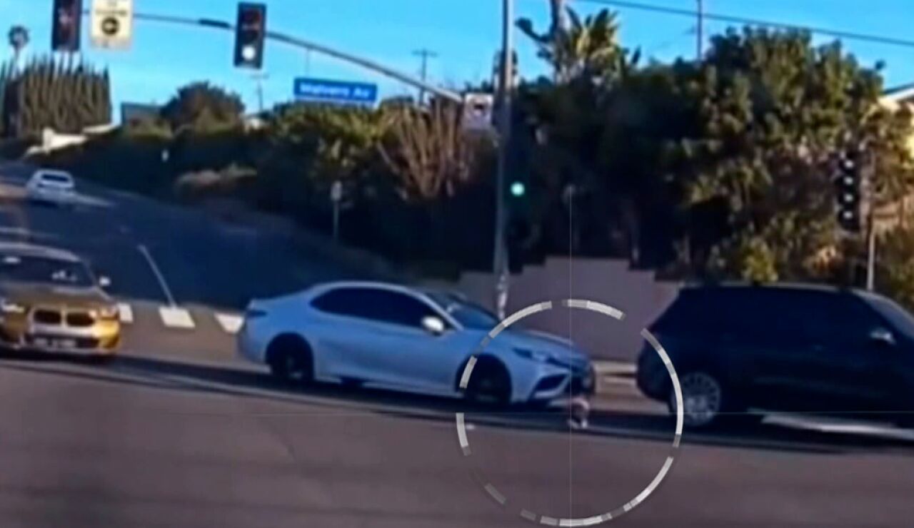 Un beb&eacute; de 19 meses cae de un coche en movimiento en California