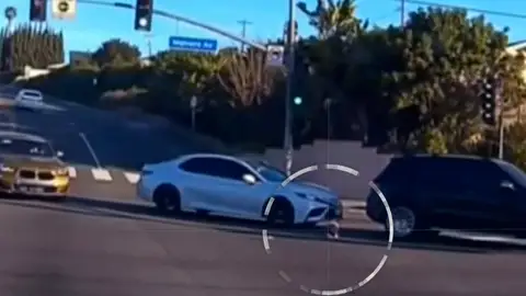 Un bebé de 19 meses cae de un coche en movimiento en California Un bebé de 19 meses cae de un coche en movimiento en California