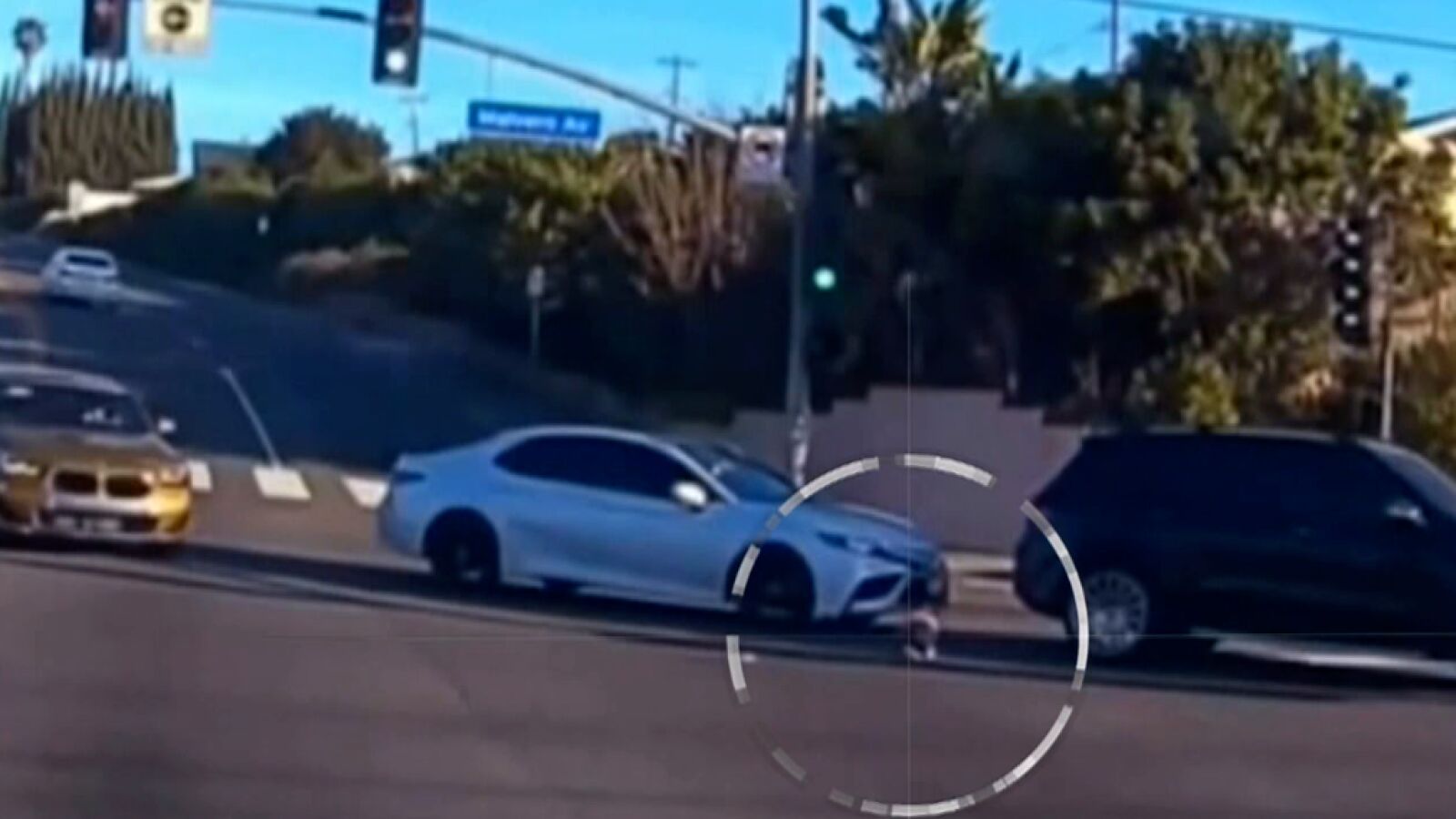 Un bebé de 19 meses cae de un coche en movimiento en California y casi le atropellan