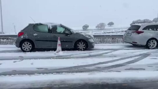 Una mujer atrapada con sus tres hijos por la borrasca Kristin y la nieve en Madrid