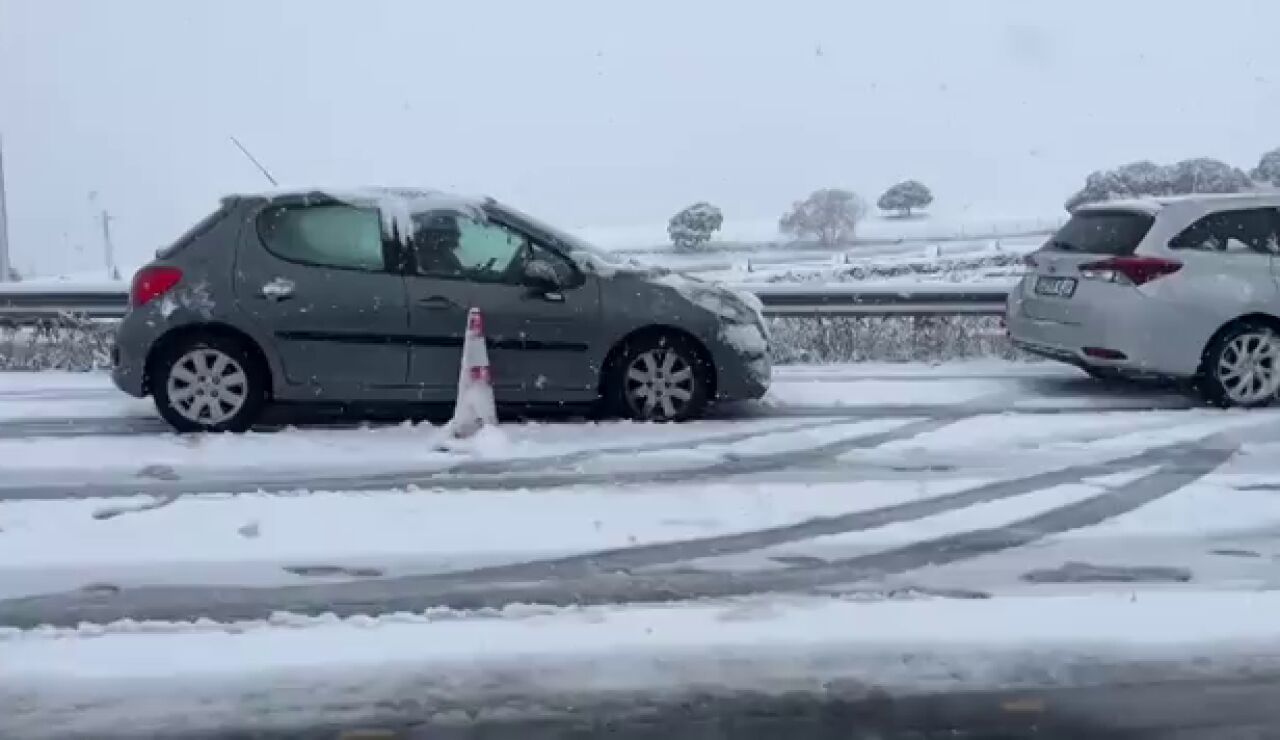 Una mujer atrapada con sus tres hijos por la borrasca Kristin y la nieve en Madrid