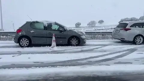 Una mujer atrapada con sus tres hijos por la borrasca Kristin y la nieve en Madrid Una mujer atrapada con sus tres hijos por la borrasca Kristin y la nieve en Madrid