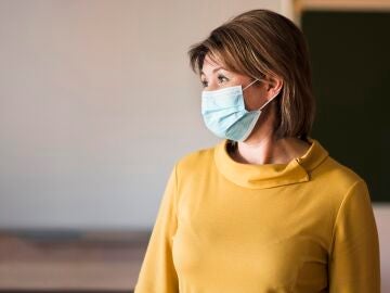 Mujer con mascarilla