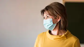 Mujer con mascarilla Mujer con mascarilla