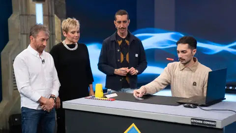 ¡Increíble! El hombre más rápido del mundo con las manos nos deja boquiabiertos con una exhibición única ¡Increíble! El hombre más rápido del mundo con las manos nos deja boquiabiertos con una exhibición única