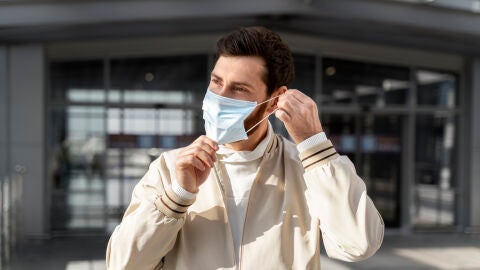 Hombre con mascarilla