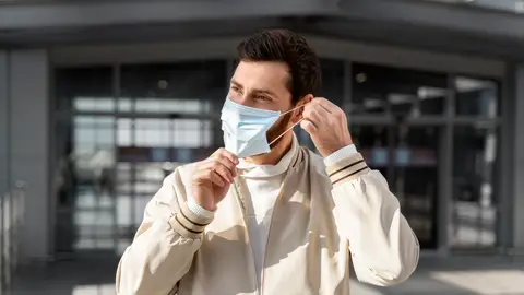 Hombre con mascarilla Hombre con mascarilla