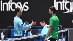 Djokovic y Musettoi se saludan en la red tras la retirada del italiano Djokovic y Musettoi se saludan en la red tras la retirada del italiano