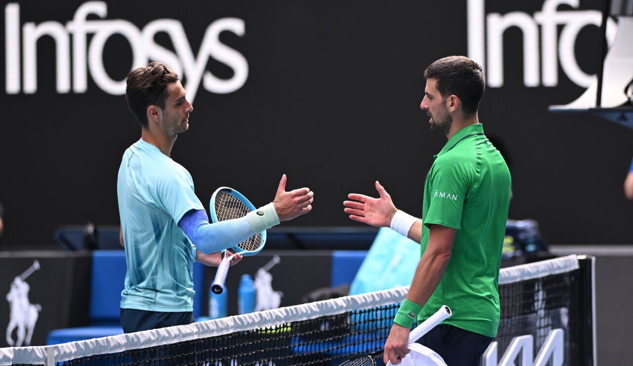 Djokovic y Musettoi se saludan en la red tras la retirada del italiano