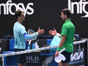 Djokovic y Musettoi se saludan en la red tras la retirada del italiano